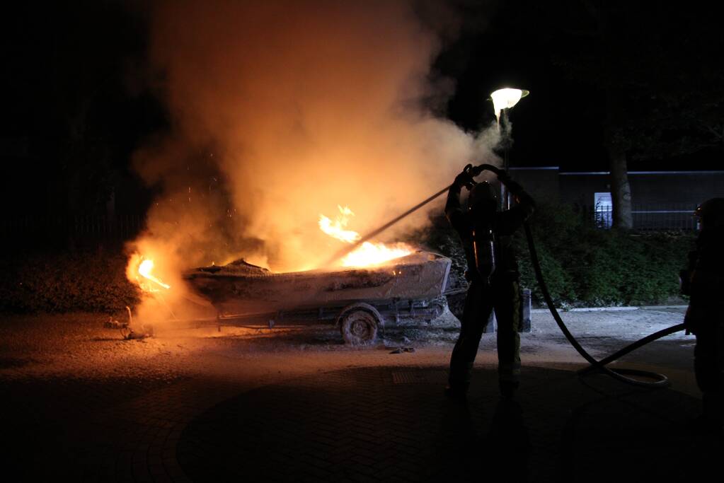 Boot op trailer uitgebrand