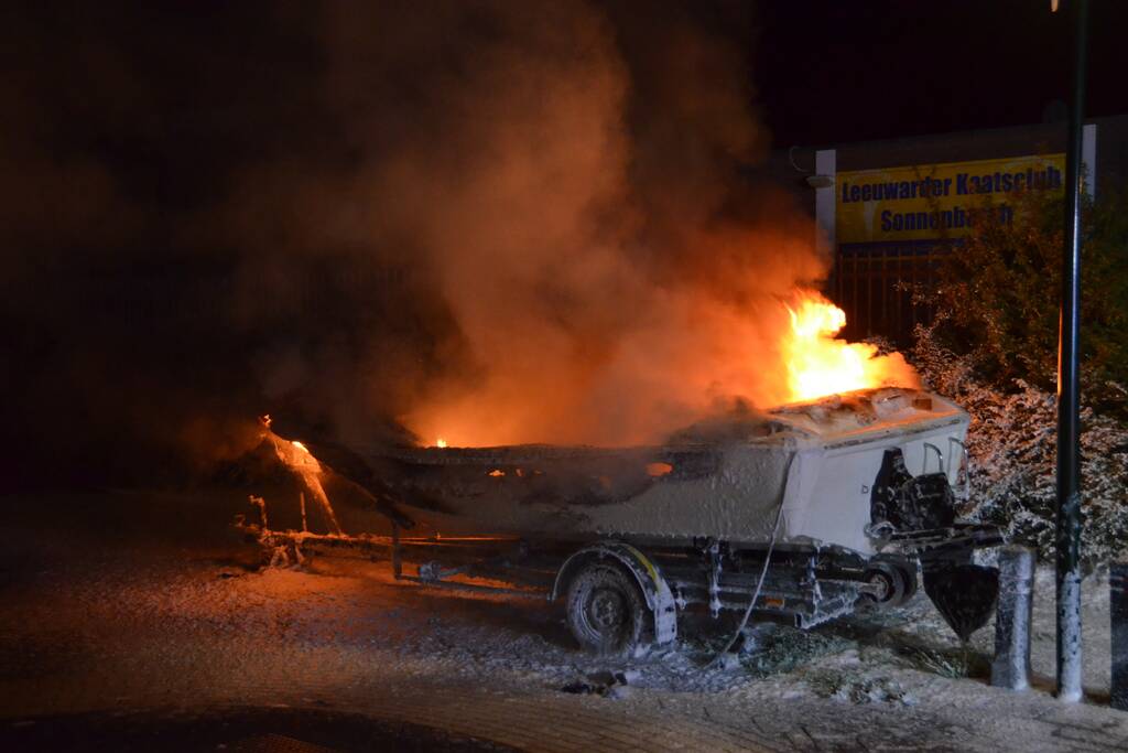 Boot op trailer uitgebrand