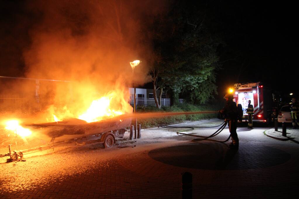 Boot op trailer uitgebrand