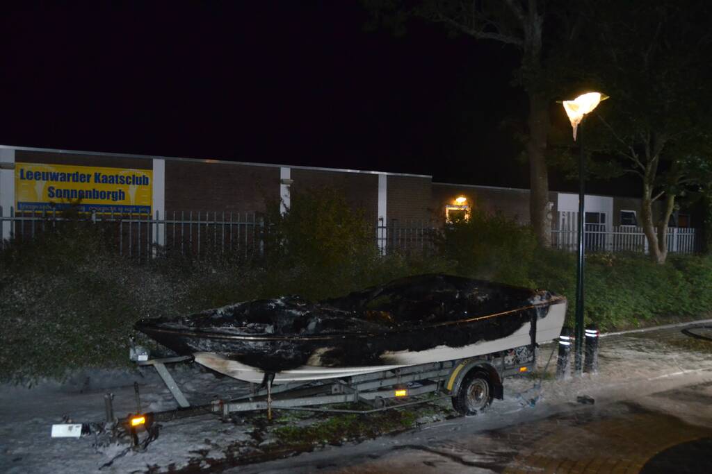 Boot op trailer uitgebrand