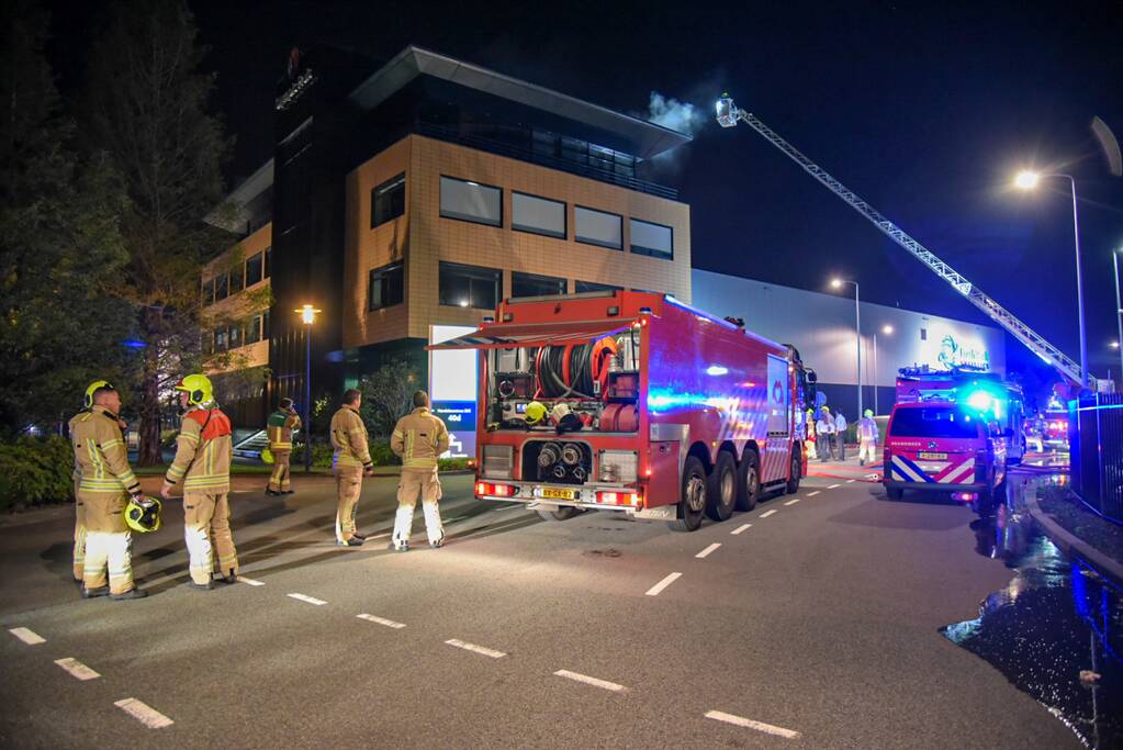 Grote brand op dak van Olympic Fruit Handelscentrum