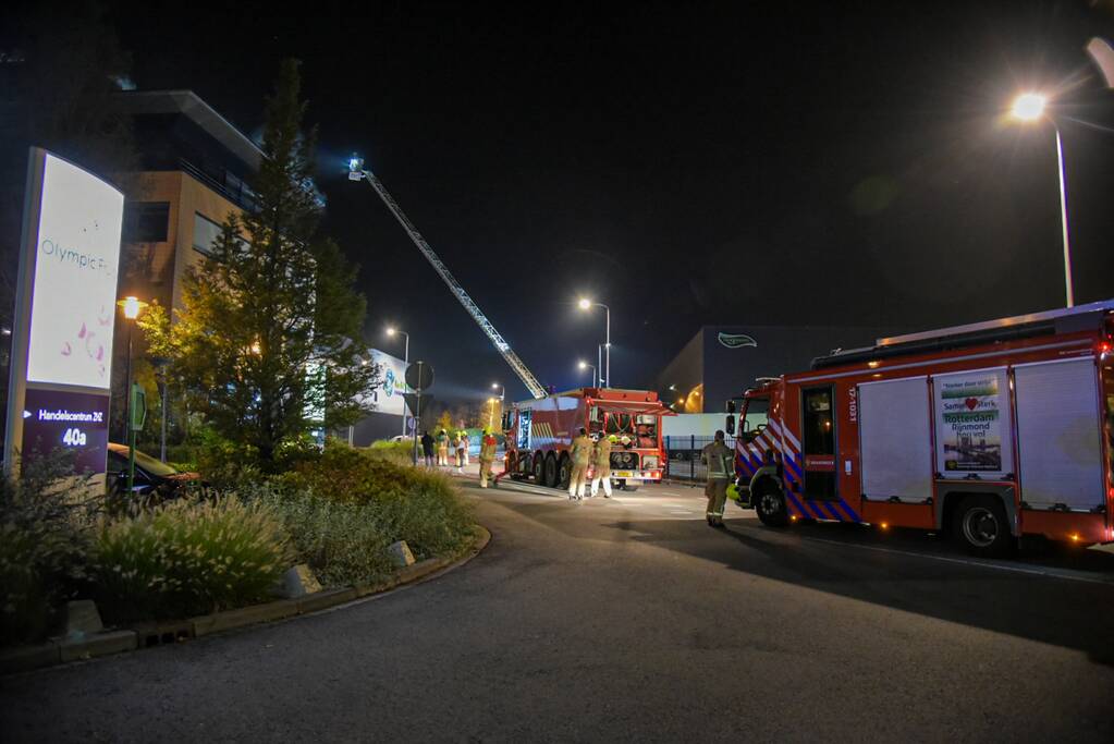 Grote brand op dak van Olympic Fruit Handelscentrum