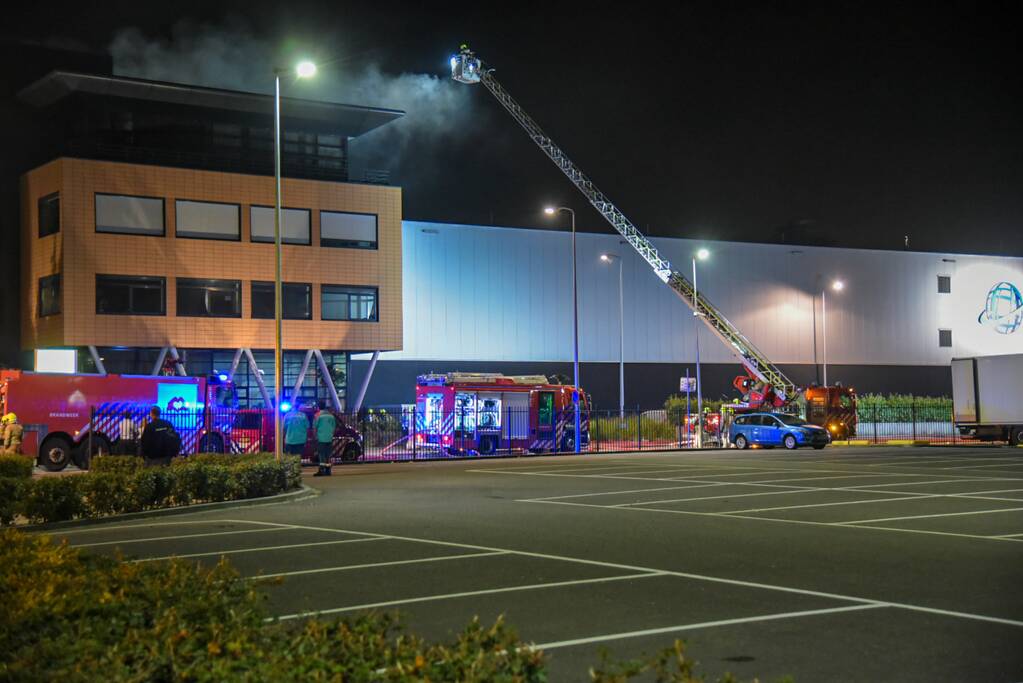 Grote brand op dak van Olympic Fruit Handelscentrum