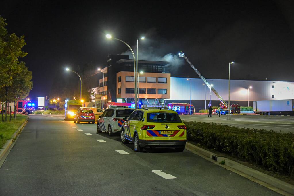 Grote brand op dak van Olympic Fruit Handelscentrum