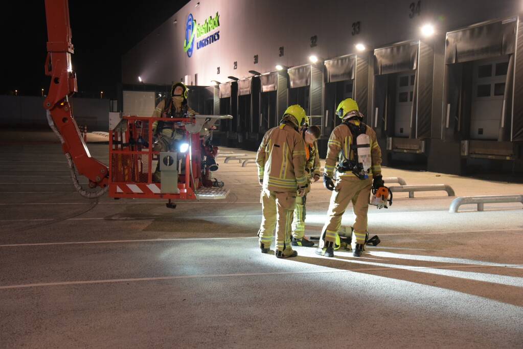 Grote brand op dak van Olympic Fruit Handelscentrum