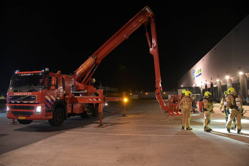 Grote brand op dak van Olympic Fruit Handelscentrum