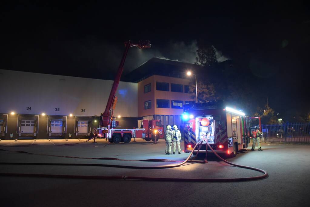 Grote brand op dak van Olympic Fruit Handelscentrum
