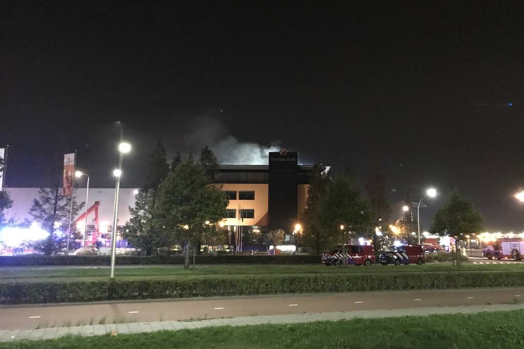 Grote brand op dak van Olympic Fruit Handelscentrum