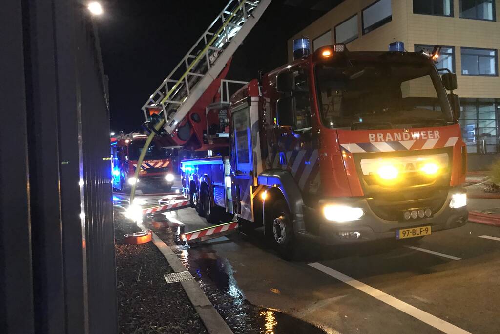 Grote brand op dak van Olympic Fruit Handelscentrum