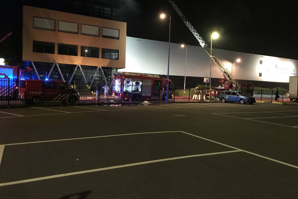 Grote brand op dak van Olympic Fruit Handelscentrum