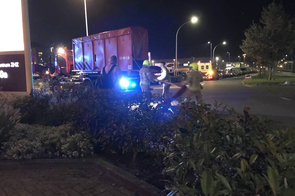 Grote brand op dak van Olympic Fruit Handelscentrum