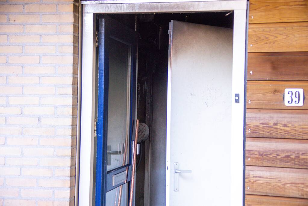 Woningen ontruimd bij flinke brand