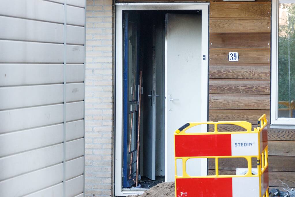 Woningen ontruimd bij flinke brand