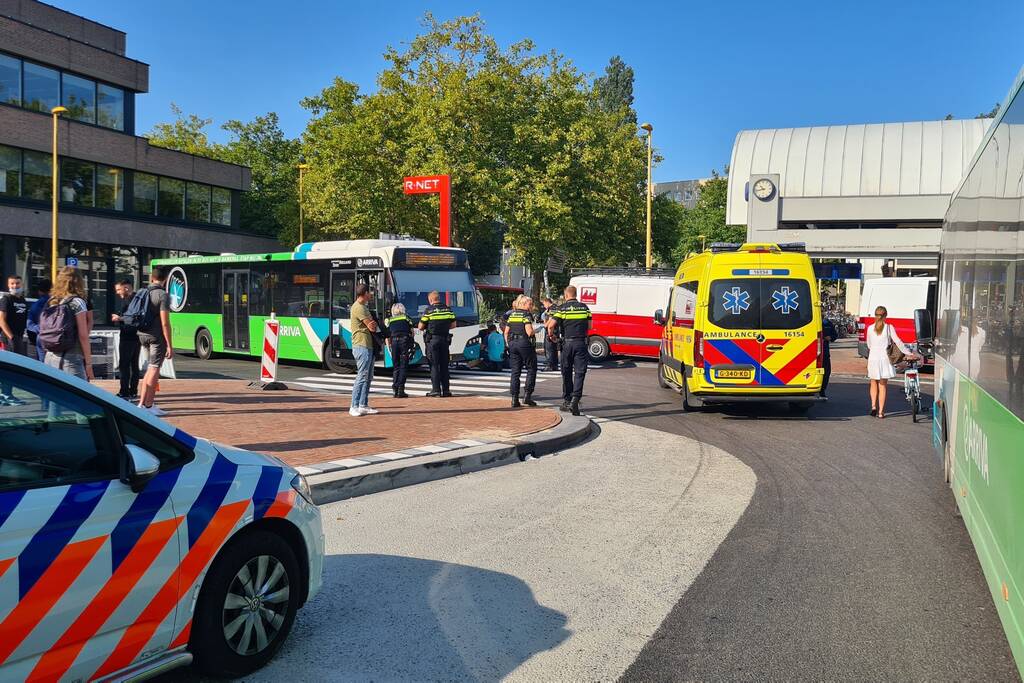 Vrouw op leeftijd aangereden door stadsbus