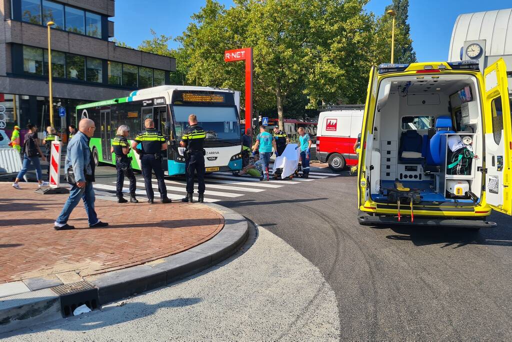 Vrouw op leeftijd aangereden door stadsbus