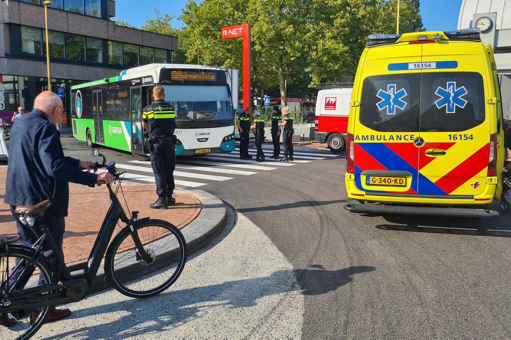 Vrouw op leeftijd aangereden door stadsbus