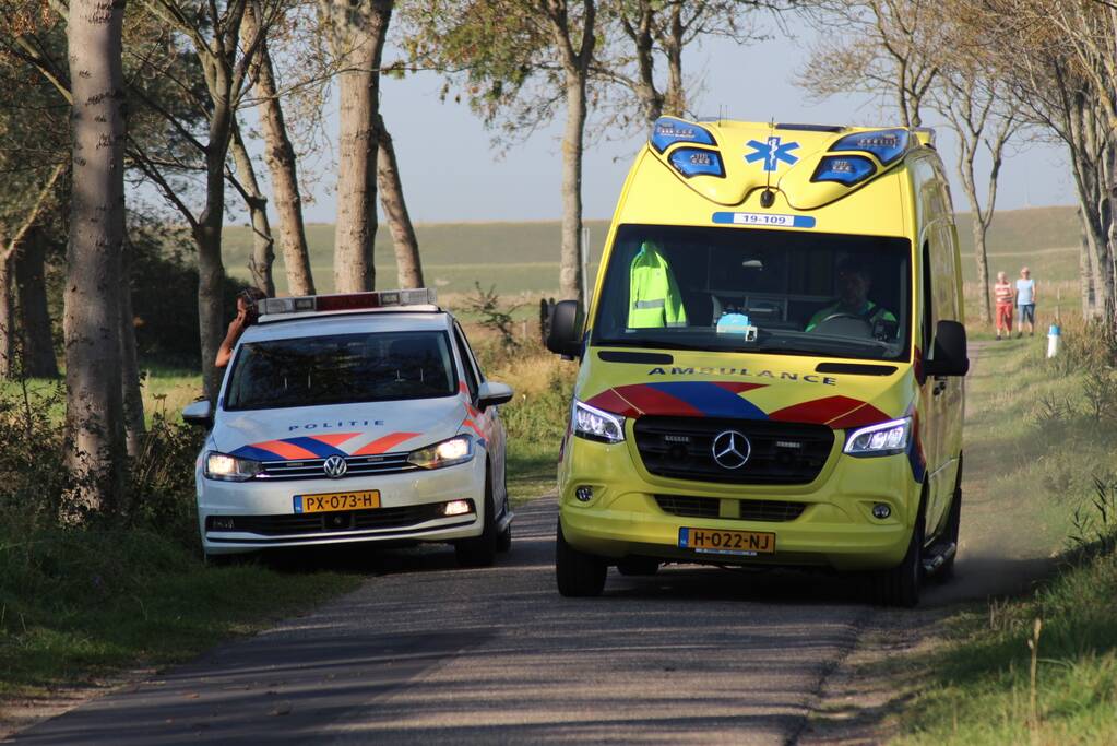 Scootmobielrijder schiet pardoes van de wal in de sloot