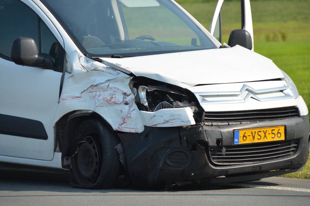 Vrouw raakt gewond na aanrijding met bestelbus