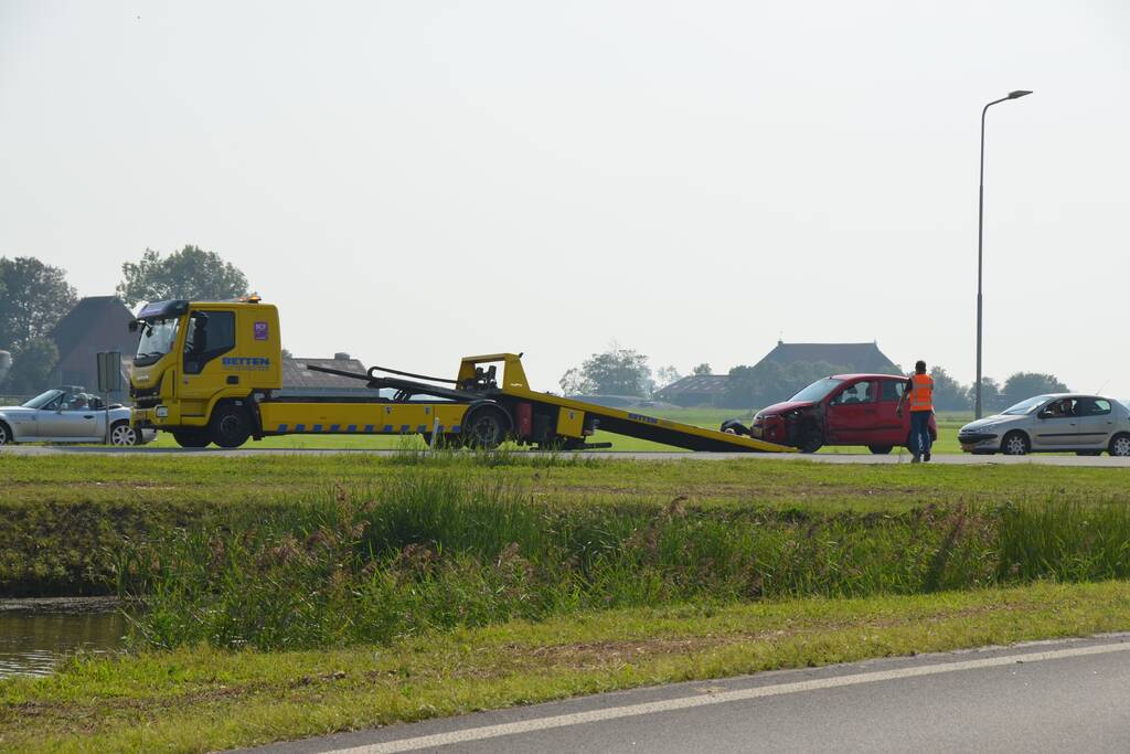Vrouw raakt gewond na aanrijding met bestelbus