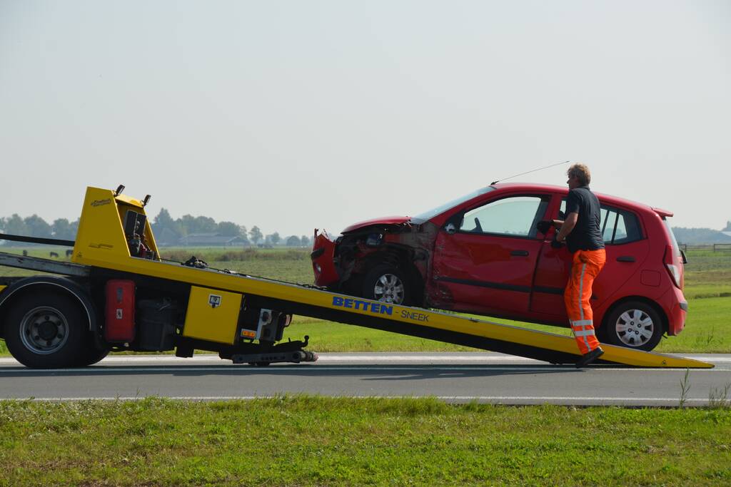 Vrouw raakt gewond na aanrijding met bestelbus