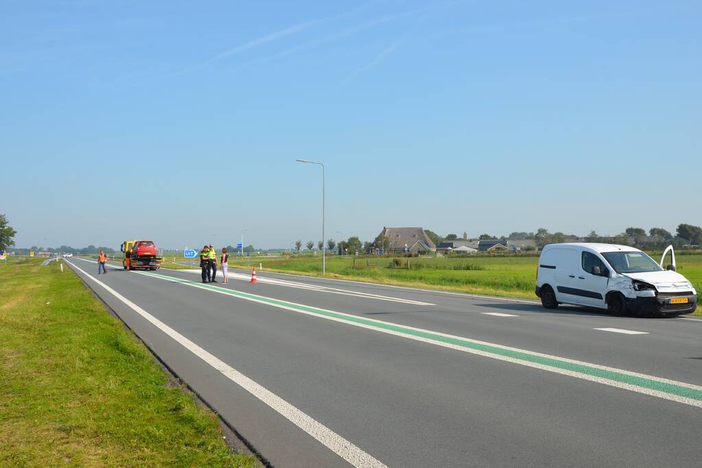 Vrouw raakt gewond na aanrijding met bestelbus