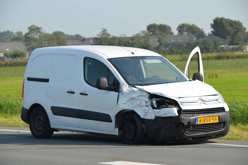 Vrouw raakt gewond na aanrijding met bestelbus