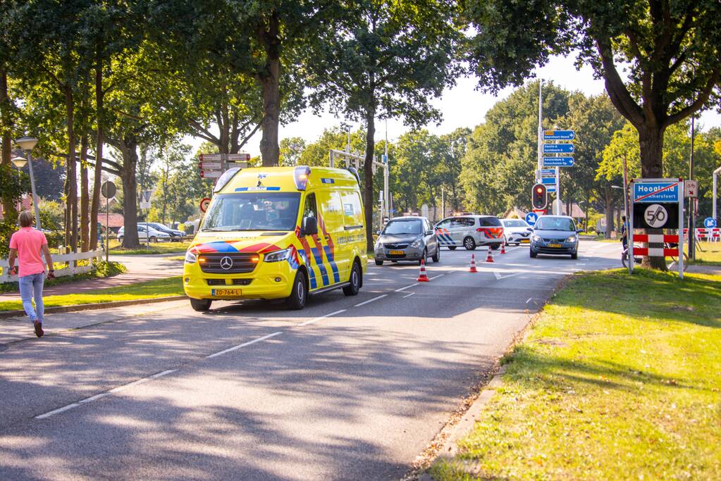 Fietser steekt pardoes over en wordt geraakt door auto