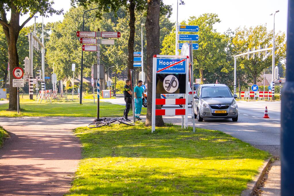 Fietser steekt pardoes over en wordt geraakt door auto