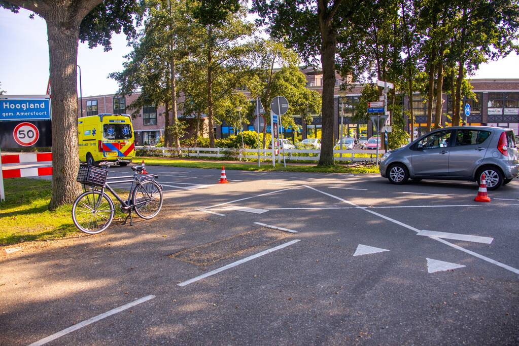 Fietser steekt pardoes over en wordt geraakt door auto