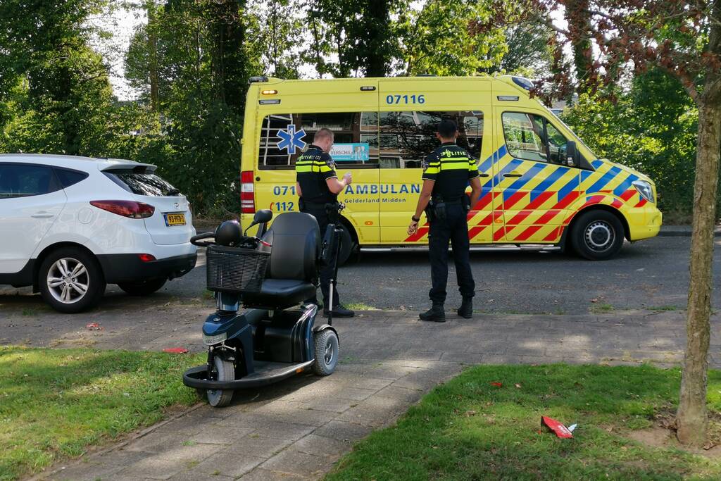 Man valt uit scootmobiel en raakt gewond