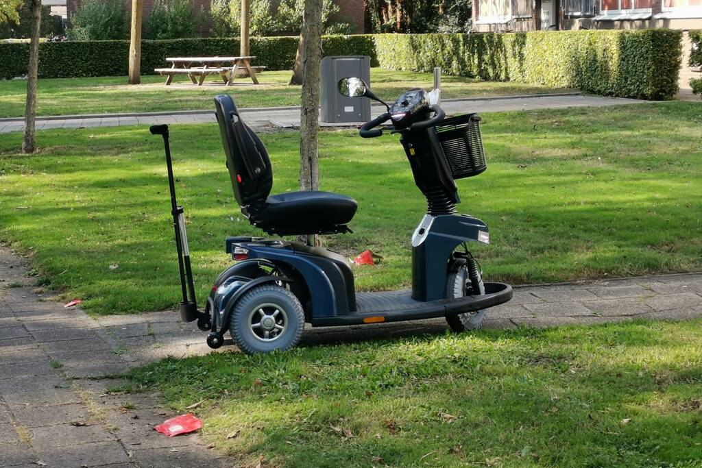 Man valt uit scootmobiel en raakt gewond