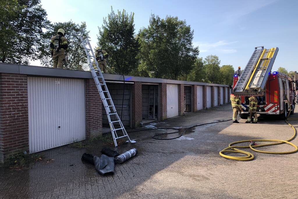 Garagedak vliegt in brand na werkzaamheden