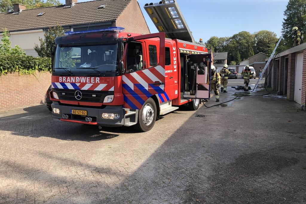 Garagedak vliegt in brand na werkzaamheden