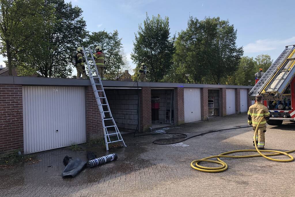 Garagedak vliegt in brand na werkzaamheden
