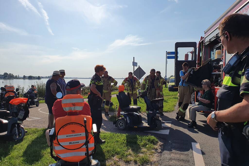 Vrouw rijdt met scootmobiel op verkeerspaal