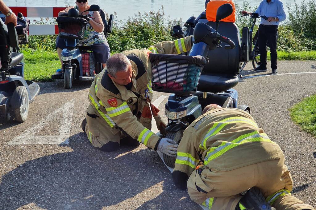 Vrouw rijdt met scootmobiel op verkeerspaal
