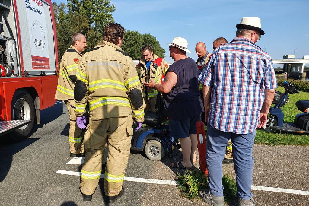 Vrouw rijdt met scootmobiel op verkeerspaal