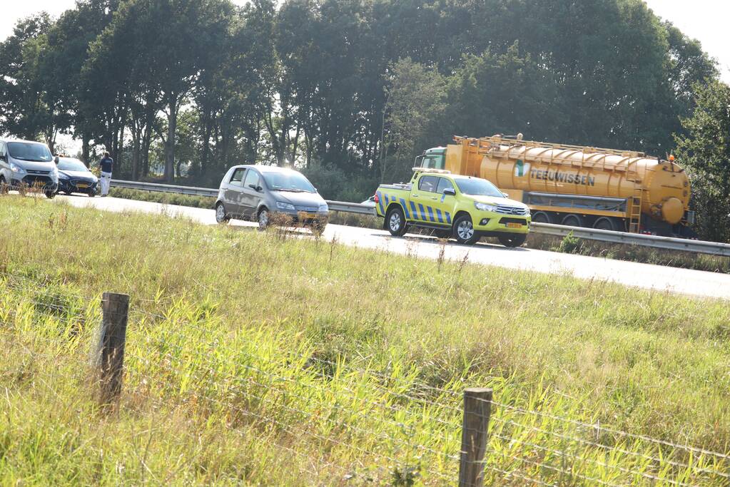 Vier bestelbussen en een auto botsen op snelweg