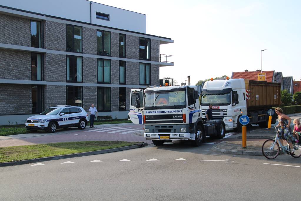 Vrachtwagen valt stil en blokkeert rotonde
