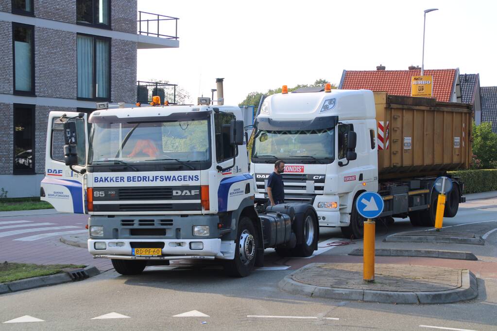 Vrachtwagen valt stil en blokkeert rotonde
