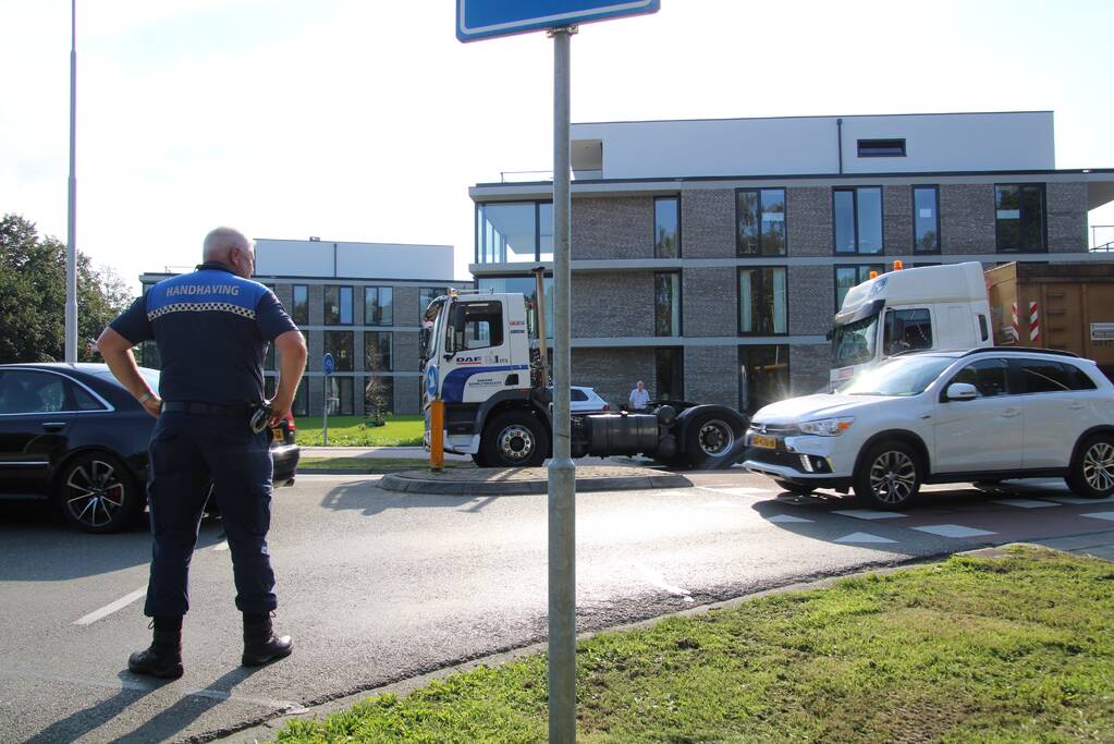 Vrachtwagen valt stil en blokkeert rotonde
