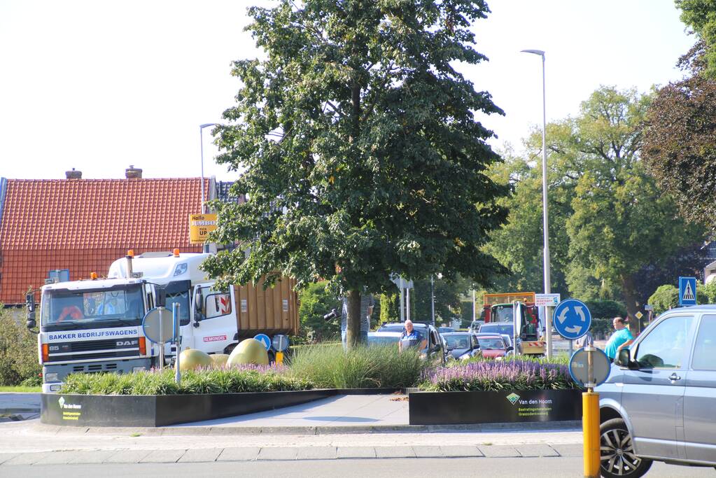 Vrachtwagen valt stil en blokkeert rotonde
