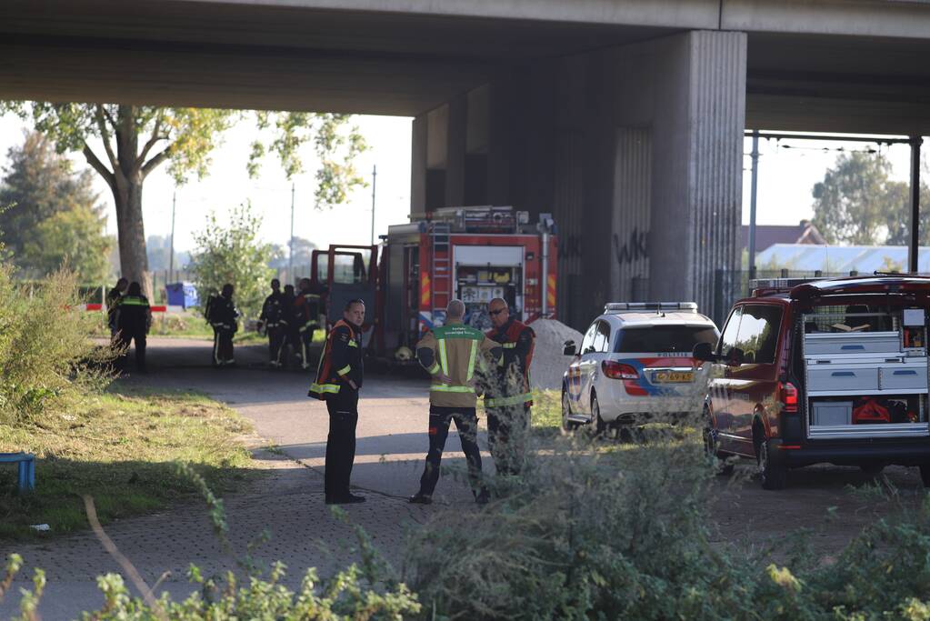 Brandweer doet onderzoek naar bodemverontreiniging onder viaduct