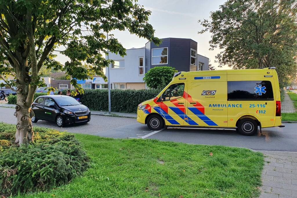 Auto en scooter botsen op elkaar