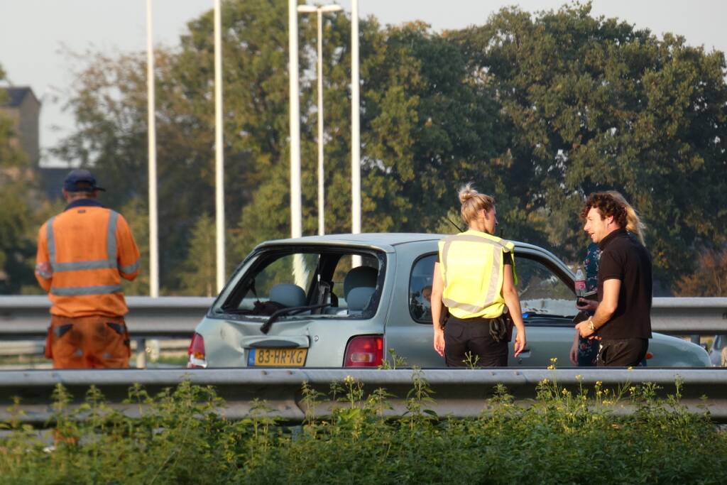 Bestelbus botst op personenauto