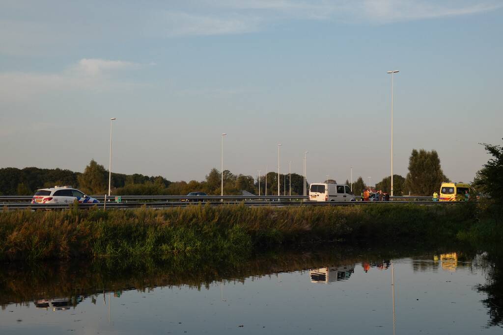 Bestelbus botst op personenauto