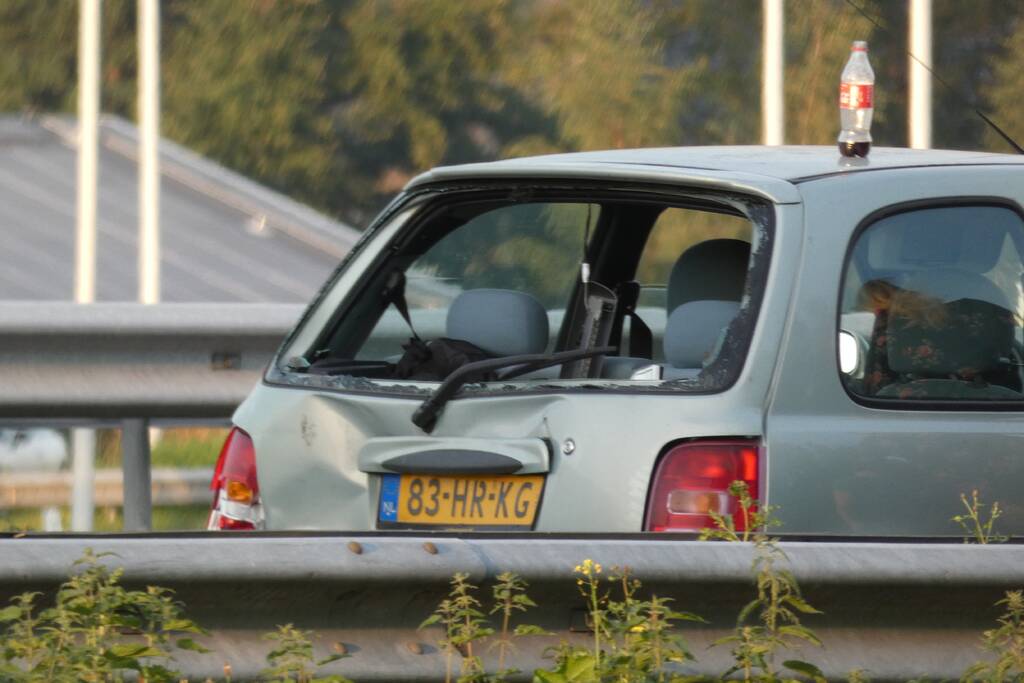 Bestelbus botst op personenauto