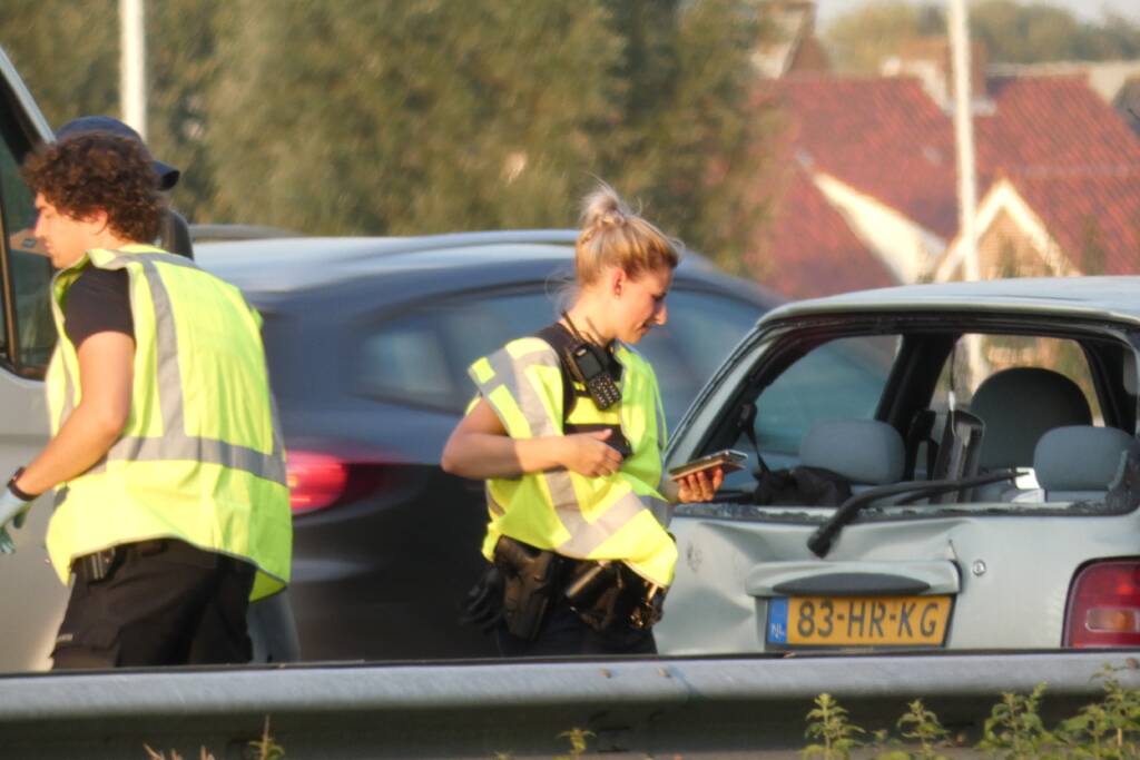 Bestelbus botst op personenauto