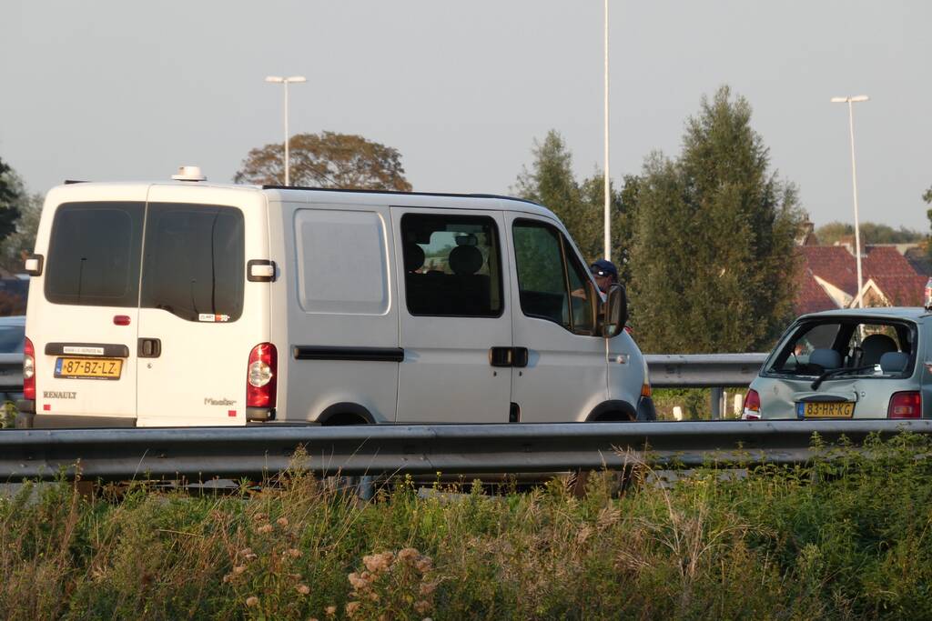 Bestelbus botst op personenauto