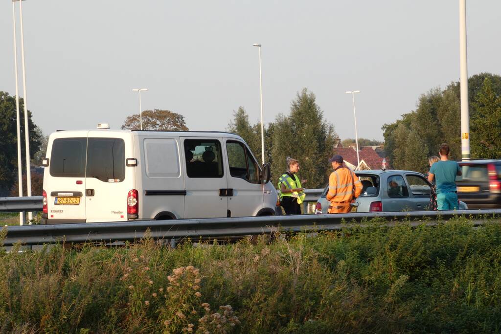 Bestelbus botst op personenauto